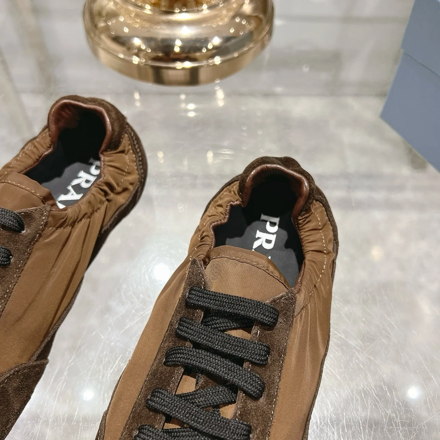 👟👟Ex-factory price 520👟👟Men's size +10 Couple style🎆Prada's new moral training shoes. The upper is suede with texture, and the inner sheepskin is wrapped. It is soft and waxy🎆The insole is thickened with lambskin. It is extremely comfortable to step on, has a sense of support, and feels well wrapped. The shoe shape is full of wrapping, light and easy to wear. A practical casual shoe that makes your legs appear taller! White is clean and refreshing, needed all year round, and can be easily worn with skirts and pants. Upper: imported suede/original molded fabric. Lining: sheepskin. Outsole: rubber outsole! Code number: 35-41 Color: burgundy blue brown green dark green yellow black red gray 9 colors available